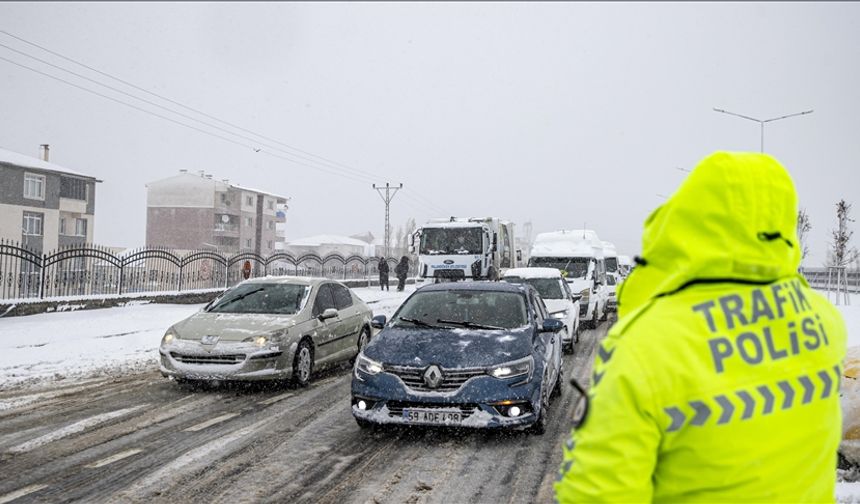 Erzurum-Bingöl kara yolu ağır tonajlı araçların geçişine kapatıldı
