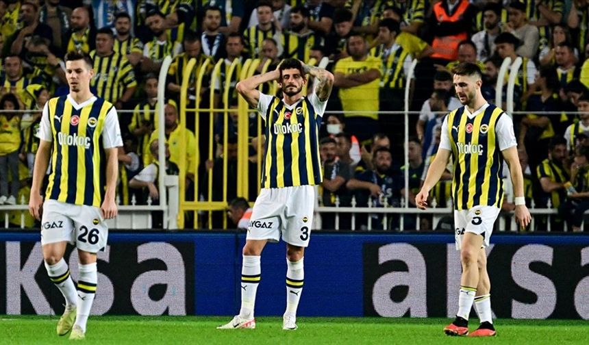 Fenerbahçe, Kadıköy'de kaybettiği puanlarla şampiyonluktan uzaklaştı