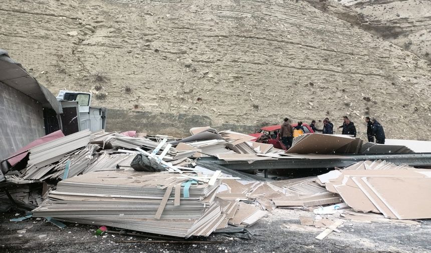 Sivas'ta tırdan düşen yükün altında kalan otomobildeki sürücü öldü