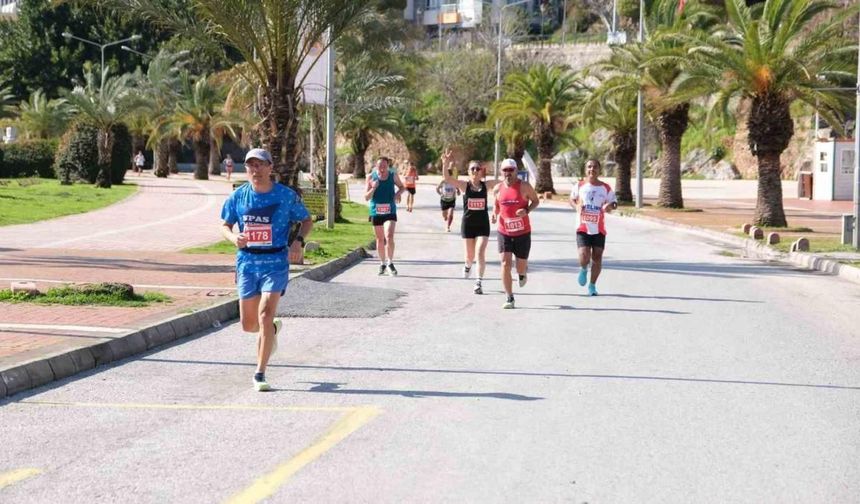 Alanya’da Atatürk Halk Koşusu ve Yarı Maratonu tamamlandı