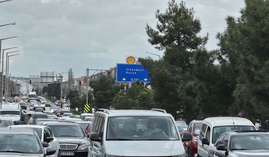 Bayram sonrası dönüşe geçenler Konya-Ankara kara yolunda trafik yoğunluğu oluşturuyor