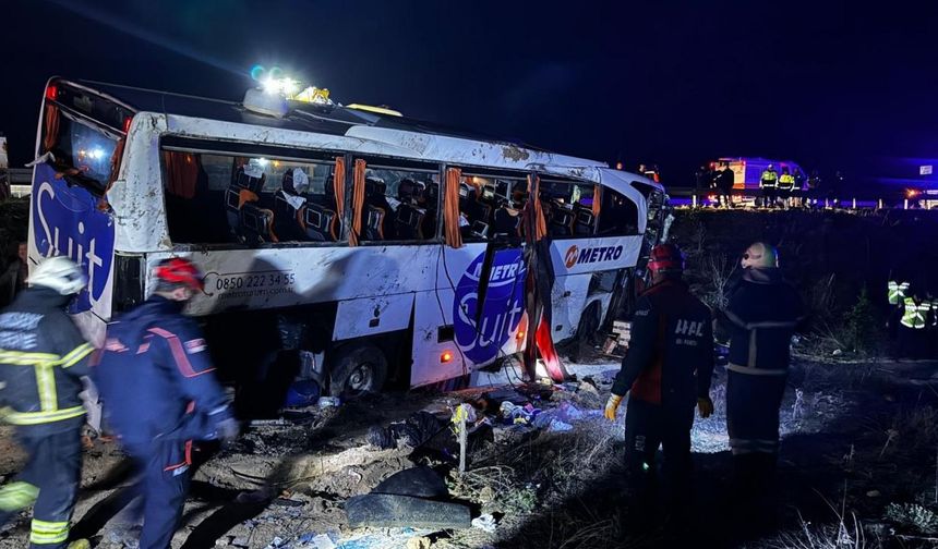Aksaray'da yolcu otobüsünün devrilmesi sonucu 2 kişi öldü, 34 kişi yaralandı