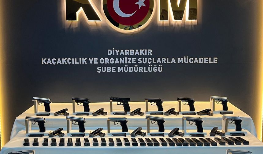 Diyarbakır'da salça kovalarına gizlenmiş 14 ruhsatsız tabanca ele geçirildi