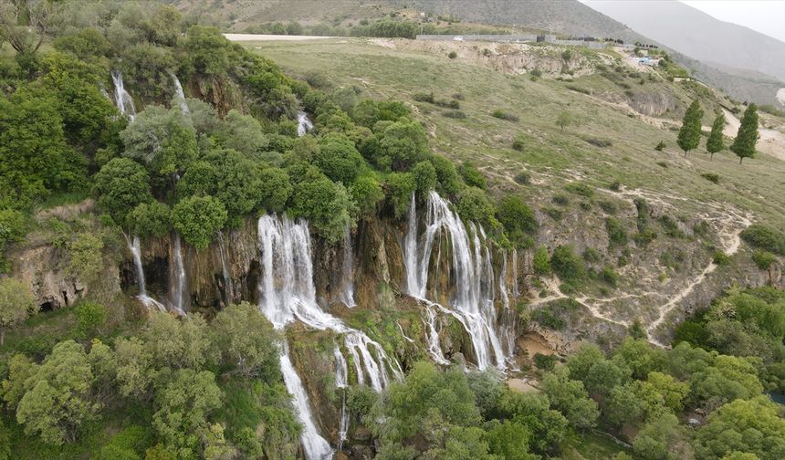 Erzincan'da baharda debisi artan Girlevik Şelalesi ziyaretçilerini ağırlıyor