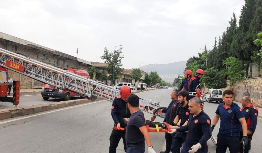 Damdan dama düşen çocuğu itfaiye kurtardı