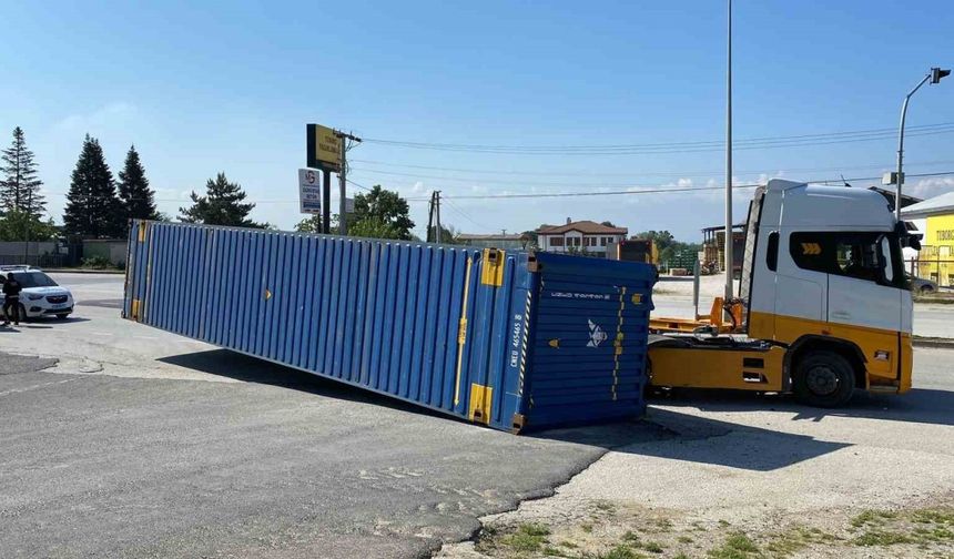 Tırın taşıdığı konteyner yola düştü