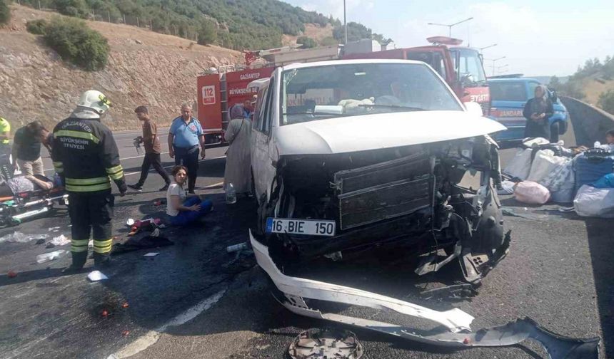 Lastiği patlayan minibüs kaza yaptı: 1 ölü, 8 yaralı