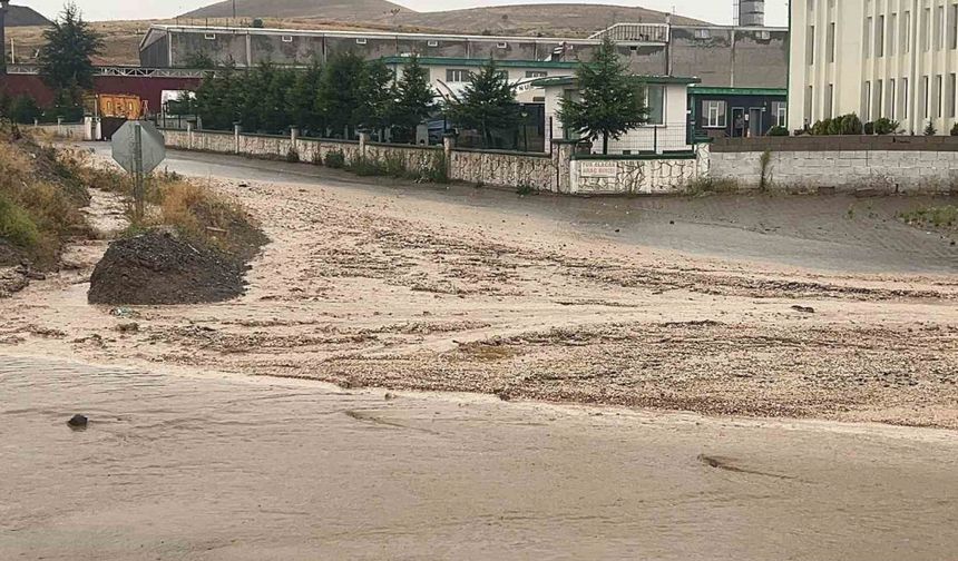 Nevşehir’de sağanak yağış sele neden oldu