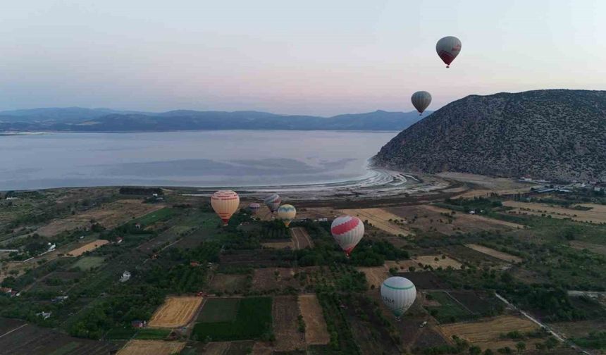 Salda Gölü’nde sıcak hava balonuyla ilk uçuş