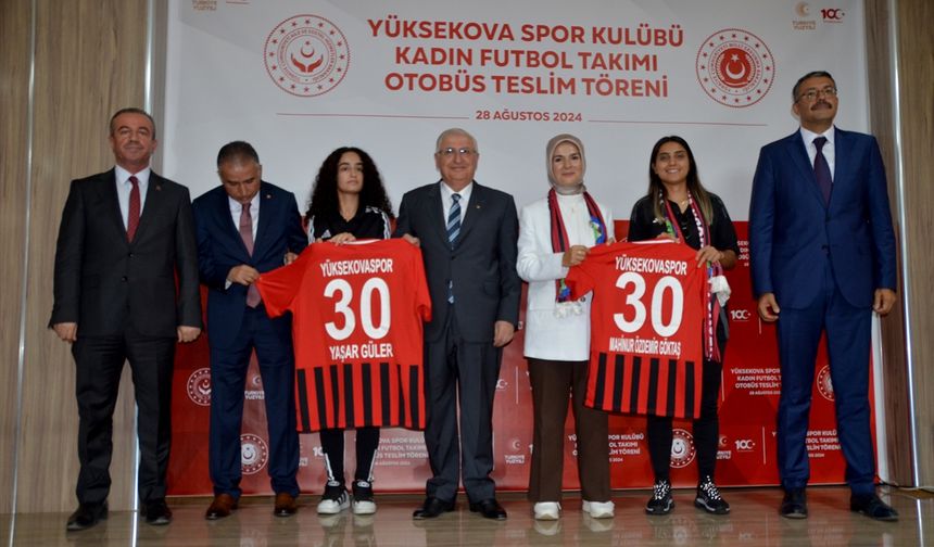 Milli Savunma Bakanı Güler, Hakkari'de kadın futbol takımına otobüs teslim töreninde konuştu: