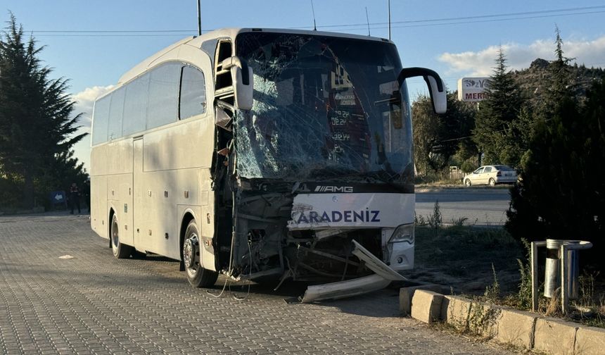 Afyonkarahisar'da yolcu otobüsüyle kamyon çarpıştı, muavin öldü, 19 kişi yaralandı