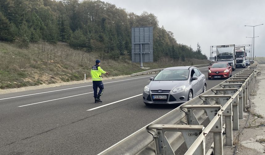 Bolu'da tanker ile otomobilin çarpıştığı kazada sürücüler yaralandı