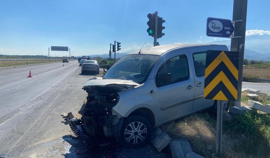 Manisa'da ambulans ile hafif ticari aracın çarpıştığı kazada 3 kişi yaralandı