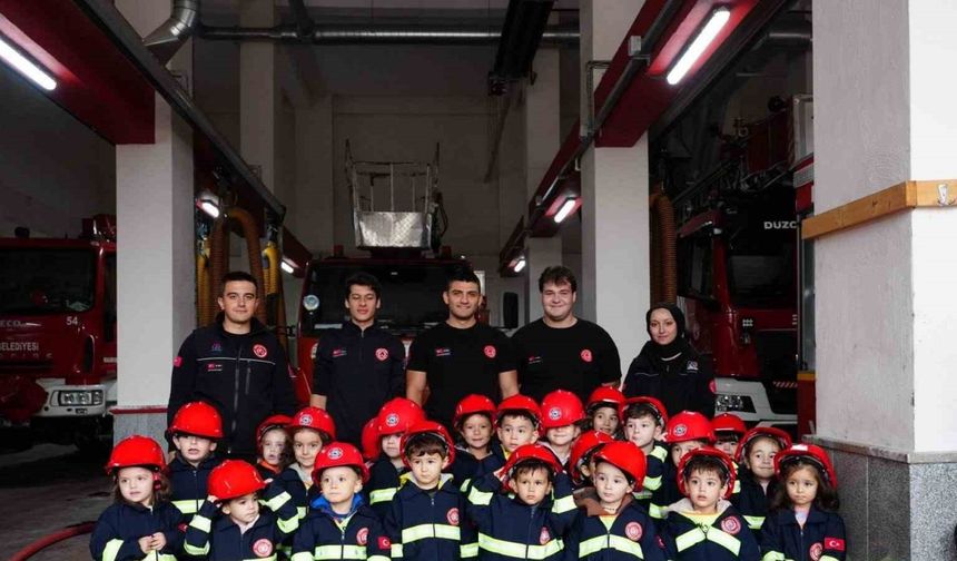 Anaokulu öğrencileri itfaiyede tatbikat yaptı