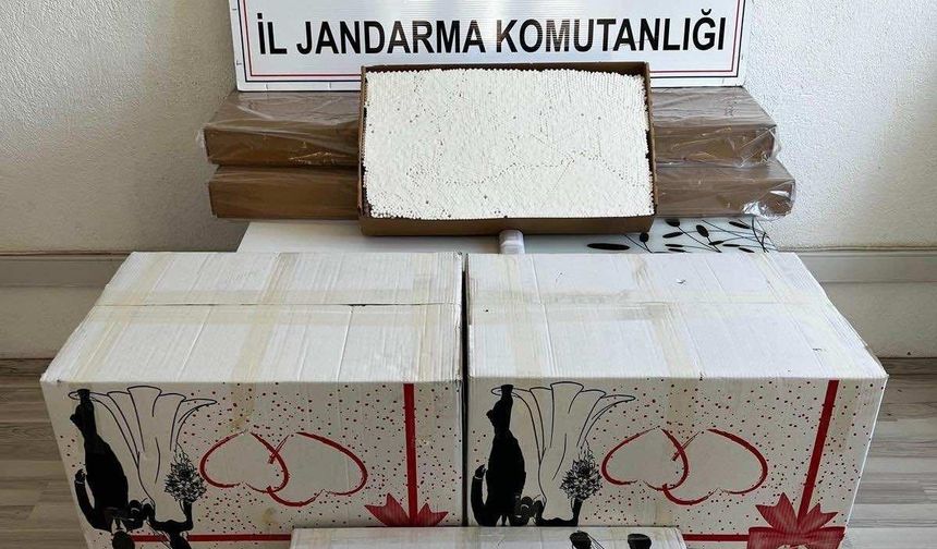 Durdurulan araçtan 251 bin adet makaron çıktı