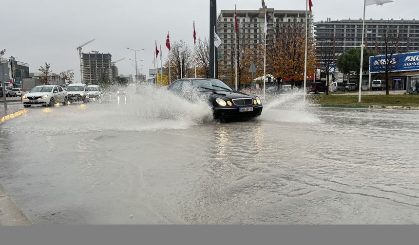 Bursa'da lodosun ardından şiddetli yağış etkili oluyor