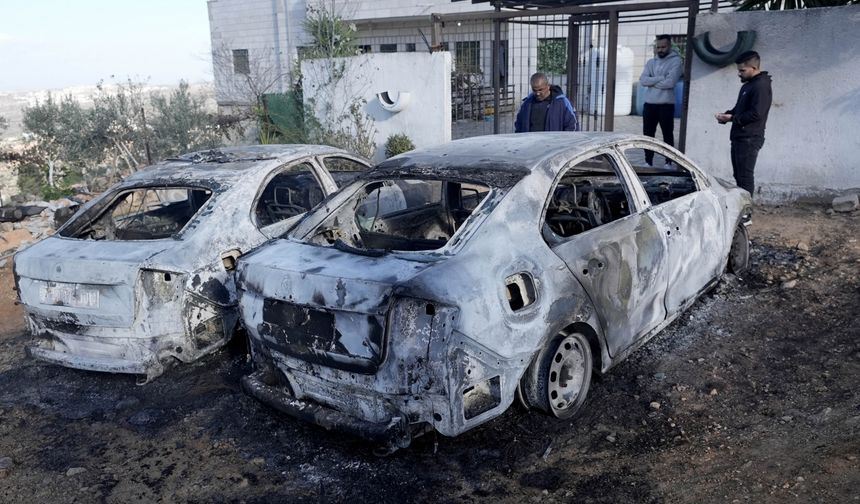 Filistin topraklarını gasbeden İsrailliler Batı Şeria'da Filistinlilerin araçlarını kundakladı