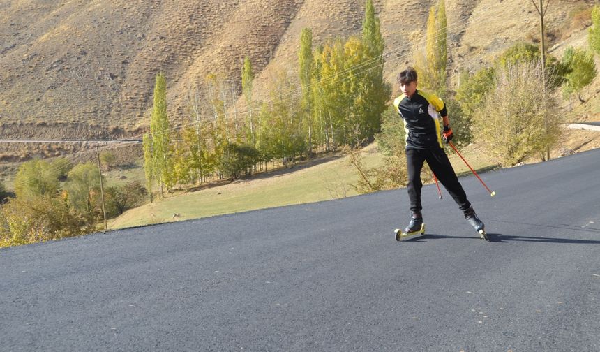 Hakkari'de sıcak asfalt dökülen köy yolu, sporcuların antrenman alanı oldu