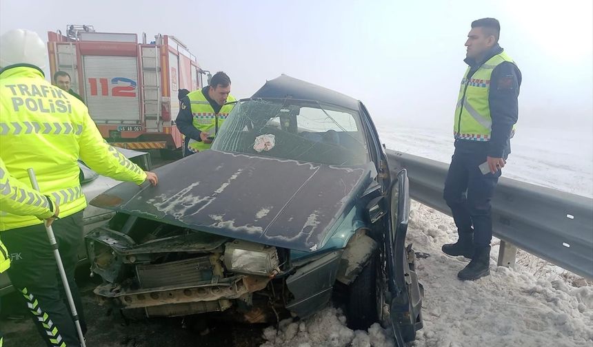 Kahramanmaraş'ta iki otomobilin çarpıştığı kazada 1 kişi öldü, 4 kişi yaralandı