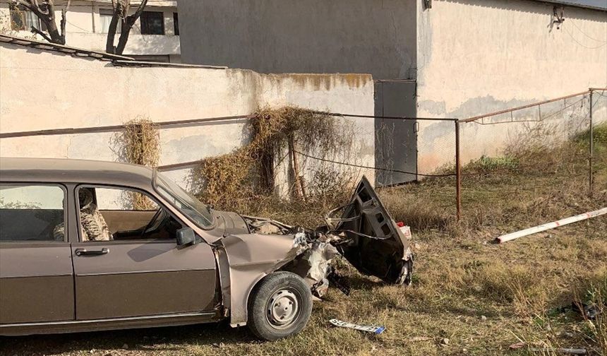 Manisa'da hemzemin geçitte trenin çarptığı otomobilin sürücüsü yaralandı