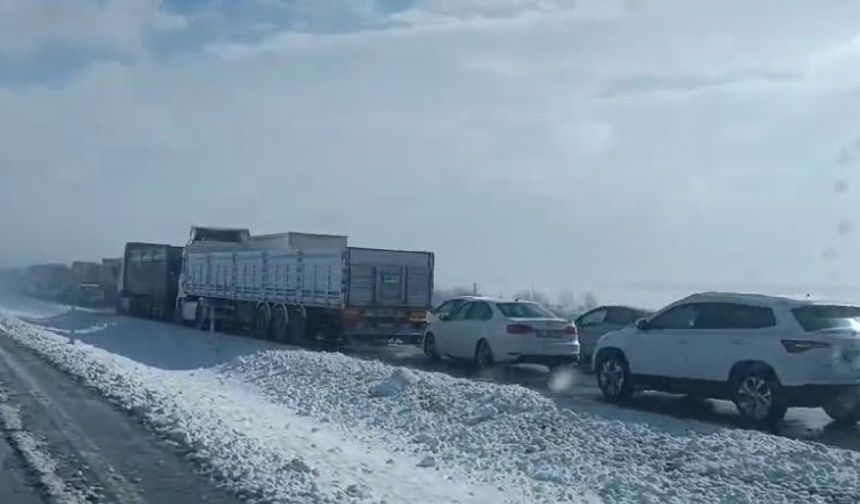 Konya’da kar, tipi ve buzlanma ulaşımı aksatıyor