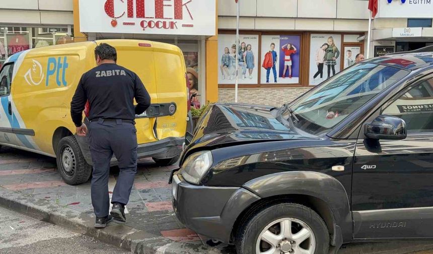 Sürücüsü rahatsızlanan cip, 7 araca ve kafenin masalarına çarptı: 2 kişi hafif yaralandı