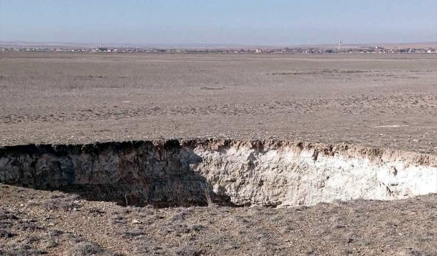 Konya'da 13 metre derinliğinde, 15 metre çapında obruk oluştu