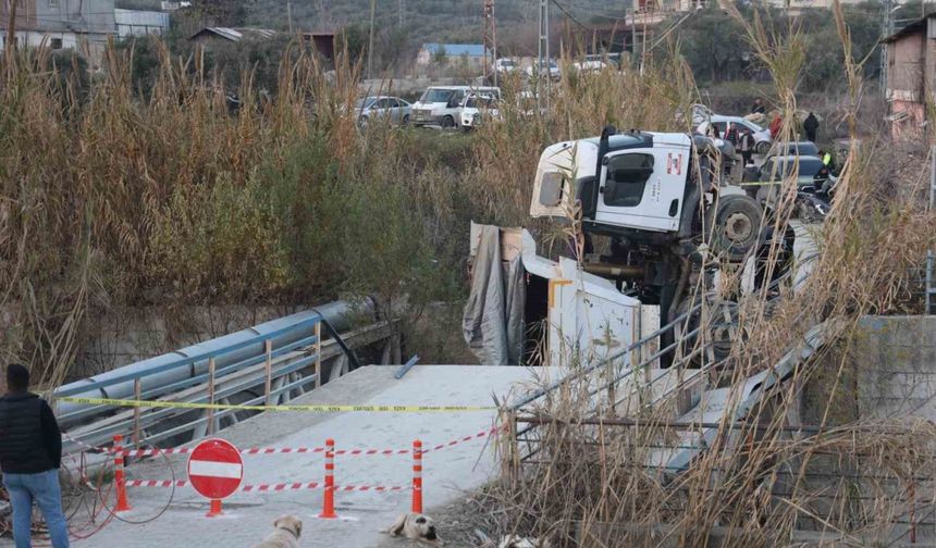 Hafriyat kamyonu geçtiği esnada köprü çöktü