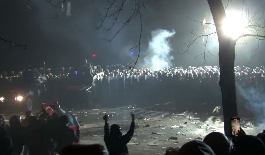 Saraçhane’de toplanan göstericiler polise meşale fırlattı