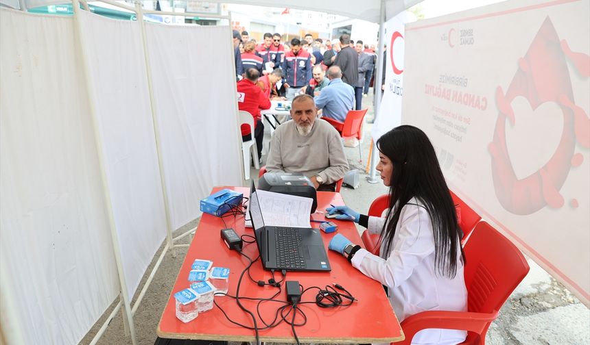 Iğdırlılar "Kanımızla canımızla milletimizin emrindeyiz" diyerek kan verdi