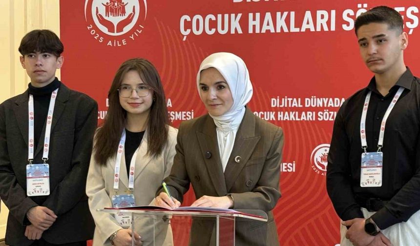 Aile ve Sosyal Hizmetler Bakanı Göktaş, "Dijital Dünyada Çocuk Hakları Sözleşmesi"nin ilk imzasını attı