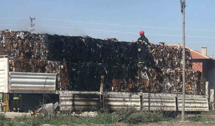 Hurda ve kağıt taşıyan tırın dorsesinde yangın