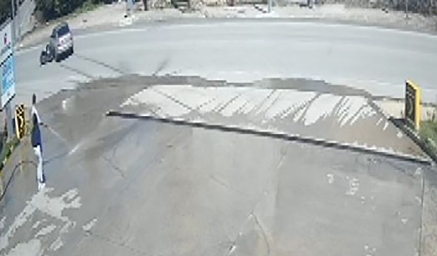 Otomobille çarpışan motosikletin şoka giren sürücüsü: "Ben birine mi çarptım"