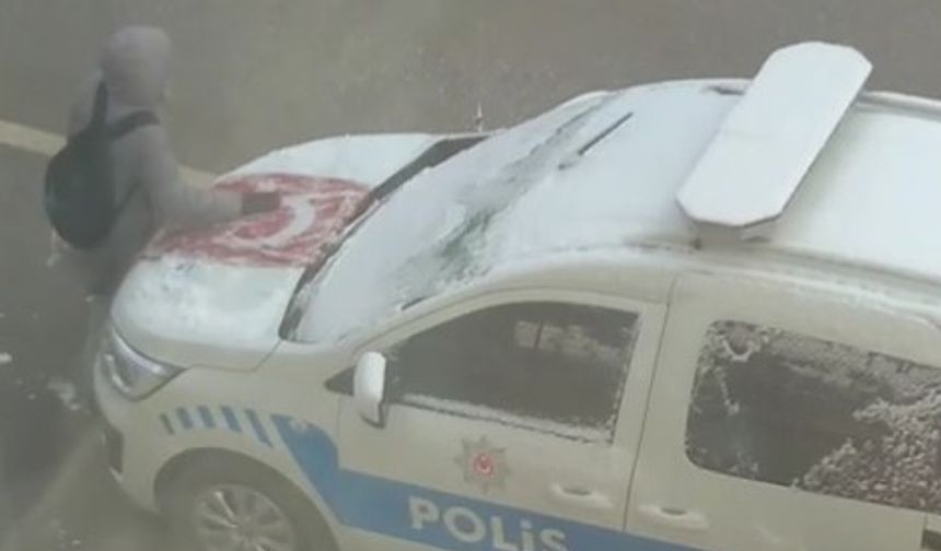 Türk Bayrağı’nın üzerindeki karları temizleyen çocuk takdir topladı