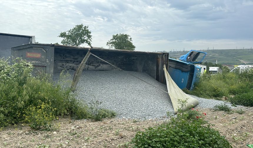 Arnavutköy'de yol kenarına devrilen hafriyat kamyonunun sürücüsü kurtarıldı