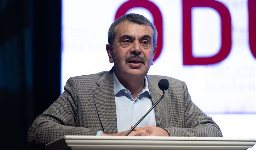 Bakan Tekin, İstanbul'da kitap okuma yarışmasının ödül törenine katıldı: