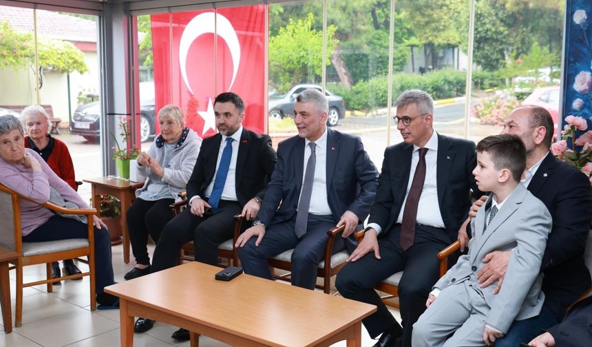 Bakanlar Memişoğlu ile Bolat, İstanbul'da huzurevini ziyaret etti