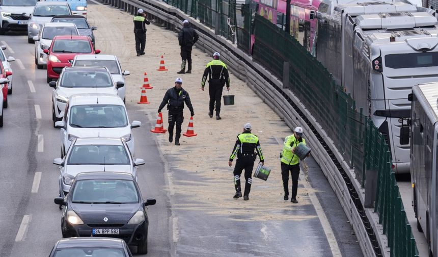 Beylikdüzü'nde 2 metrobüsün çarpıştığı kazada 1 kişi öldü, 22 kişi yaralandı