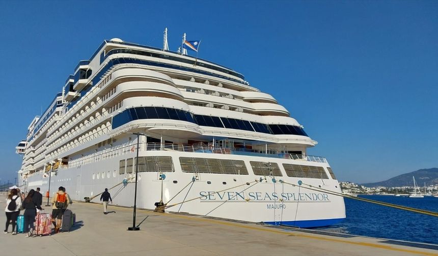 Bodrum'a "Seven Seas Splendor" isimli kruvaziyerle 720 yolcu geldi
