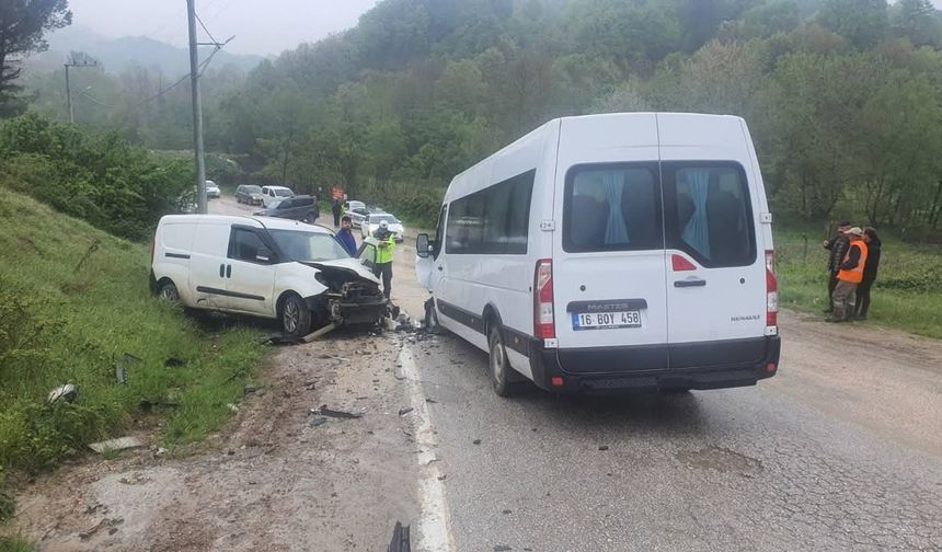 Bursa'da işçi minibüsü ile hafif ticari araç çarpıştı, 13 kişi yaralandı