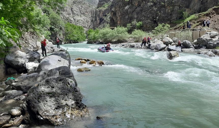 Hakkari'de dereye düşerek kaybolan genci arama çalışmaları devam ediyor