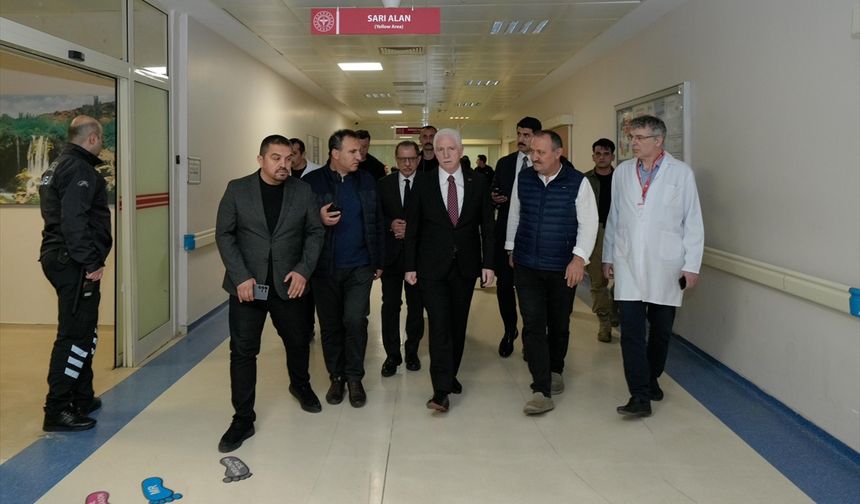 İstanbul Valisi Gül, metrobüs kazasında yaralananları hastanede ziyaret etti