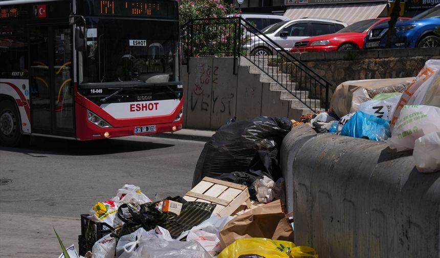 İzmir'de grev nedeniyle temizlik hizmeti aksıyor
