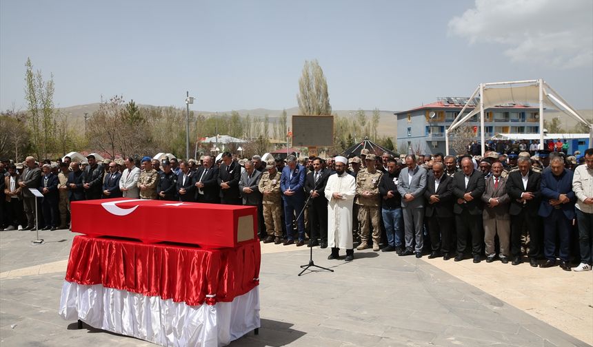 Kalp krizi sonucu şehit olan güvenlik korucusu, Van'da son yolculuğuna uğurlandı