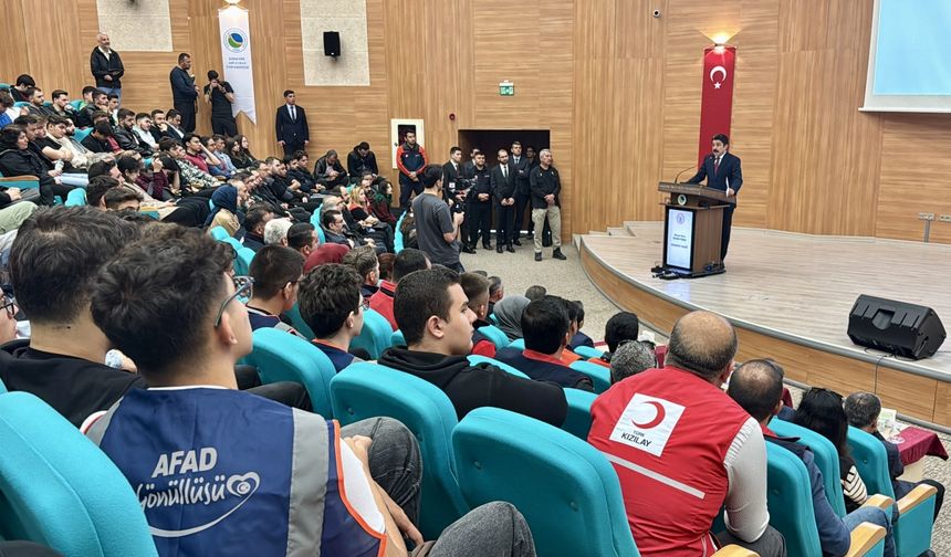 Kırşehir'de "Depremle Birlikte Yaşam" konferansı düzenlendi