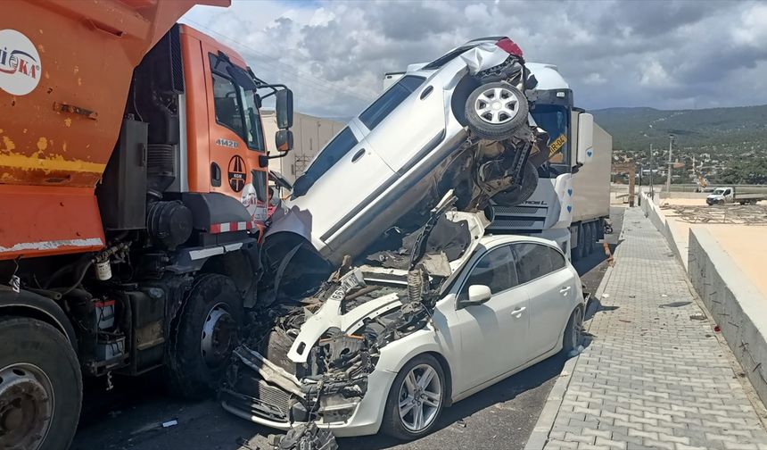 Mersin'de sürücüsünün kontrolünden çıkan kamyon sanayi girişindeki 15 araca çarptı