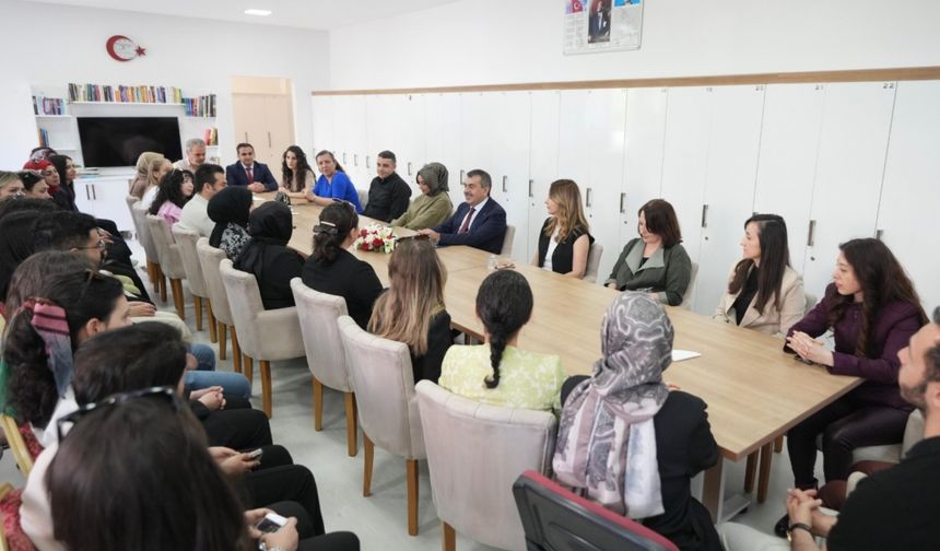 Milli Eğitim Bakanı Tekin, İstanbul'da öğrenci ve öğretmenlerle bir araya geldi