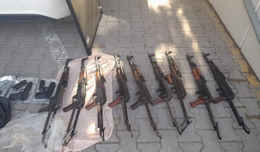 Sakarya'da polis memurunun aracında 9 kaleşnikof tüfek ve 5 ruhsatsız tabanca ele geçirildi