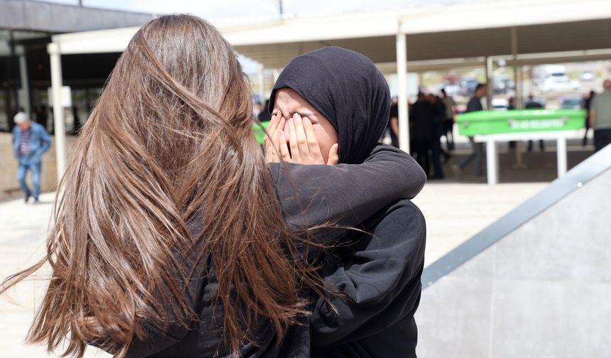 Sivas'ta evlerinde bıçaklanarak öldürülen 2 kardeş son yolculuğuna uğurlandı