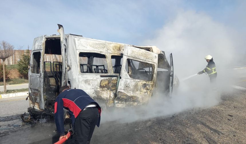 Sivas'ta seyir halindeki servis minibüsü yandı